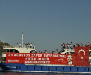Marmaris’te 30 Ağustos Zafer Bayramı denizde, karada ve havada bayraklar ile kutlandı