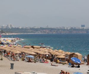 Turizm kenti Antalya’da sahiller tıklım tıklım doldu