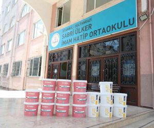 Sultangazi Belediyesi’nden okullara 40 ton boya desteği