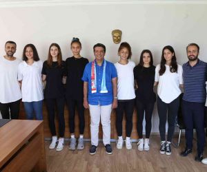 Başkan Turgay Genç, voleybol takımını ağırladı
