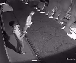 Eminönü’nde cansız manken hırsızlığı kamerada