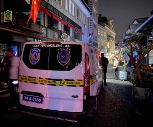 Beşiktaş Çarşı’da kanlı gece: Silahlı saldırıya uğrayan motosikletli ağır yaralandı