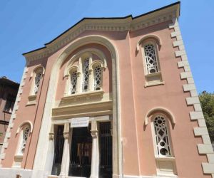 Gemlik’in sembollerinden Balıkpazarı Camii yeniden ibadete açılıyor