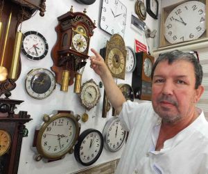 Balıkesir’de 50 yıllık tamircinin asırlık saatleri