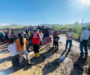 Doğubayazıt’ta sel felaketi: Türkiye-İran kara yolu ulaşıma açıldı