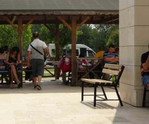 Öğretmen adayları içeride aileler dışarıda ter döktü