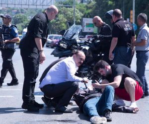 İstanbul İl Emniyet Müdürü Aktaş’tan kazazedeye yardım eli: Başından bir an ayrılmadı