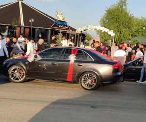 Bahşiş almak isterken gelin arabasının altında kaldı