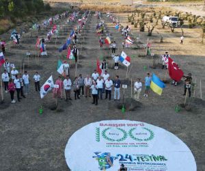 100 ülkenin gençleri dünya barışı için 100 zeytin fidanı dikti