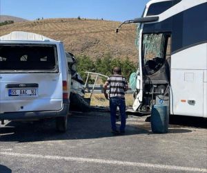 Niğde’de yolcu otobüsü minibüsle çarpıştı: 1 ölü, 7 yaralı