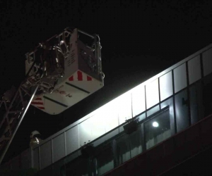 Pendik’te lüks bir sitenin çatısı yandı, itfaiyenin soğutma çalışması sürüyor