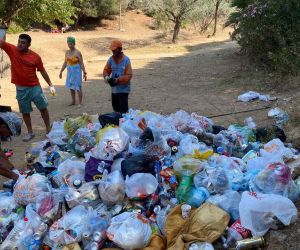 Doğal plaj adeta çöplüğe döndü: Yüzlerce torba çöp toplandı