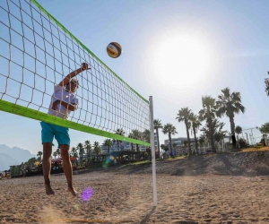 Antalya Büyükşehir’den Konyaaltı Plajı’na ücretsiz plaj voleybol sahaları