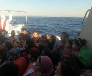 Yunan unsurlarınca ölüme terk edilen 62 kaçak göçmen kurtarıldı