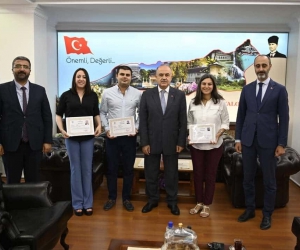 Vali Erol’dan 3 hekime başarı belgesi