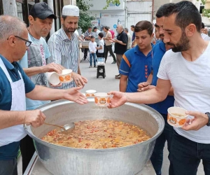 Karagöz Ahmet Paşa Camiinde aşure ikramı