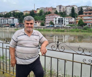 Dere yatağında altın arıyorlar