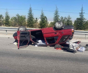 Taklalar atıp ters dönen otomobilde 3 kişi yaralandı