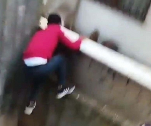 Sultangazi’de gündüz vakti hırsızlık girişimi kamerada