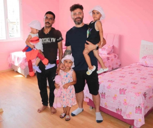 Annelerinin terk ettiği 3 çocuk ve babaya pembe boyalı ev kiralandı