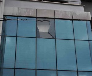Şiddetli rüzgâr sonucunda patlayan camın küçük parçaları vatandaşların kafasına düştü