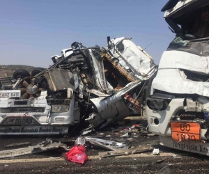 Saman yüklü tır ile kimyasal madde yüklü tanker kafa kafaya çarpıştı, 2 yaralı