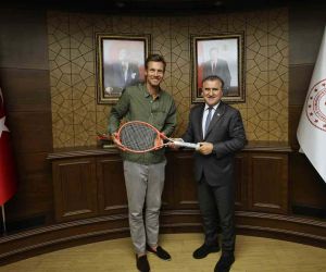 Bakan Osman Aşkın Bak, ünlü tenisçi Tomas Berdych ile görüştü