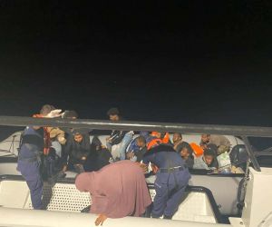 Ayvalık’ta Türk kara sularına itilen 18 göçmen kurtarıldı