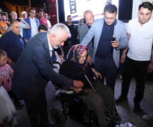 Bastonla geldiği programdan akülü tekerlekli sandalye ile ayrıldı