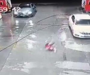 Otomobilin çarptığı akaryakıt istasyonunda çalışan kadın, metrelerce sürüklendi