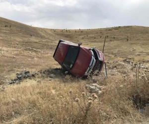 TPAO’ya ait kamyonet şarampole devrildi: 2 yaralı
