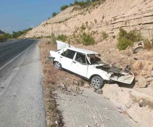 Manavgat’ta otomobil takla atıp şarampole yuvarlandı: 1 yaralı