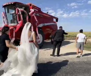 Genç çiftçi, düğününde biçerdöveri gelin arabası yaptı