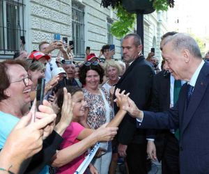 Macaristan’da Cumhurbaşkanı Erdoğan’a sevgi gösterisi