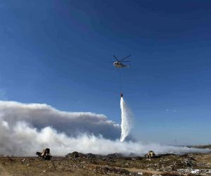Enez’in eski çöplüğünde çıkan yangına 3 uçak ve 2 helikopterle müdahale edildi