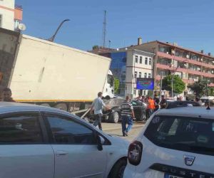 Yozgat’ta freni patlayan kamyon 8 araca çarptı, 3 kişi yaralandı