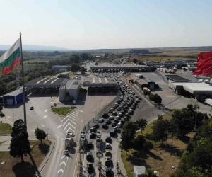 Sınır kapılarında uzun araç kuyrukları