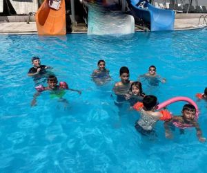 Mehmet Kepez Kur’an kursu öğrencileriyle havuzda