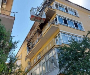 Balkonda patlayan buzdolabı yangına sebep oldu