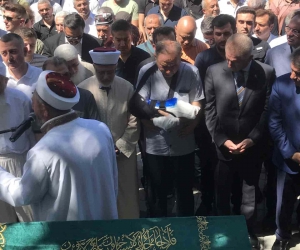 Kadıköy’de yangında balkondan atlayarak hayatını kaybeden Hatice Arslan son yolculuğuna uğurlandı
