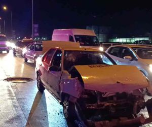 Kocaeli’de otomobil, kırmızı ışıkta duran araca çarptı: 1 yaralı