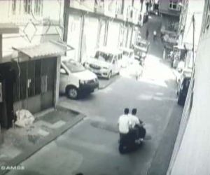 Beyoğlu’nda polis-torbacı kovalamacası kamerada: Uyuşturucu dolu paketi atıp kaçmaya çalıştı