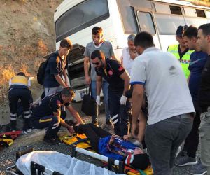 Elazığ’da tekeri patlayan midibüs su kanalına düştü: 13 yaralı