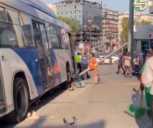 Ankara’da EGO otobüsünün çarptığı direk vatandaşın üzerine düştü