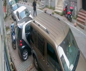 Beyoğlu’nda motosiklet hırsızlığı kamerada: Satışa çıkardığı kask ele verdi