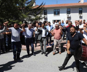 Yüzde 107 zam alan işçiler Başkan Akay’ı bağrına bastı