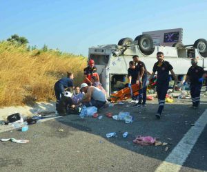 Soma’da işçi servisi ile otomobil çarpıştı: 1’i ağır 30 yaralı