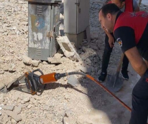 Yıkılan binanın enkazında mahsur kalan kedi kurtarıldı