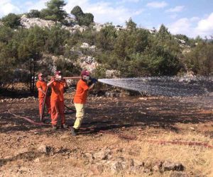 Antalya’da bozuk ormanlık alanda çıkan yangın söndürüldü