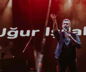 Uğur Işılak hayranlarını coşturdu